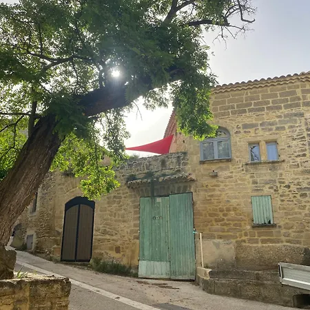 Near Uzes וילה