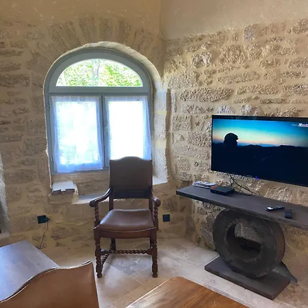 Near Uzes וילה *