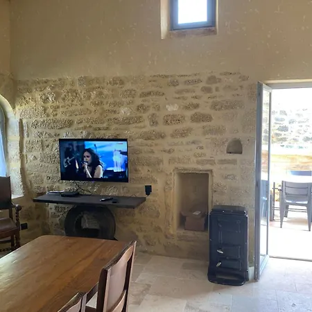 Near Uzes וילה