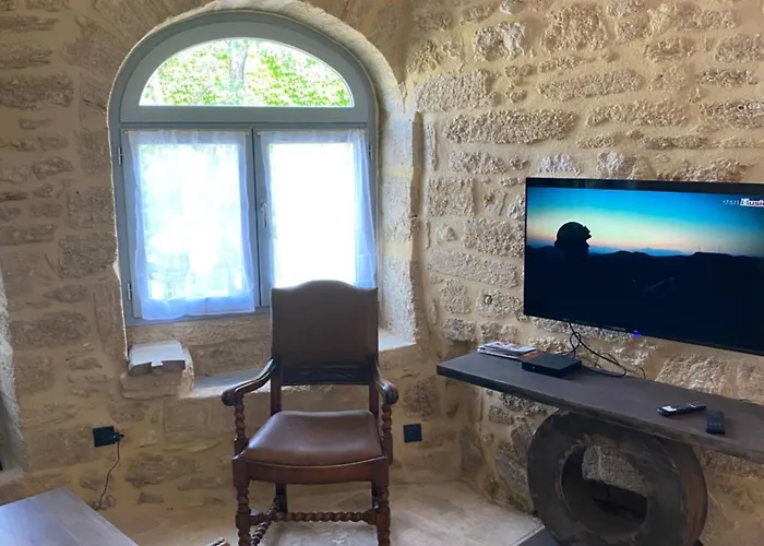 Near Uzes Vila *