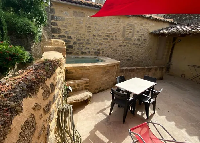 Near Uzes Vila