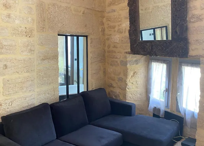 Near Uzes Vila *