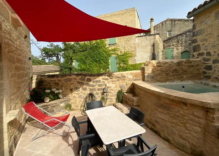 Near Uzes Vila Saint-Siffret