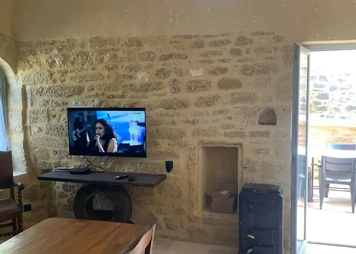 Near Uzes Vila