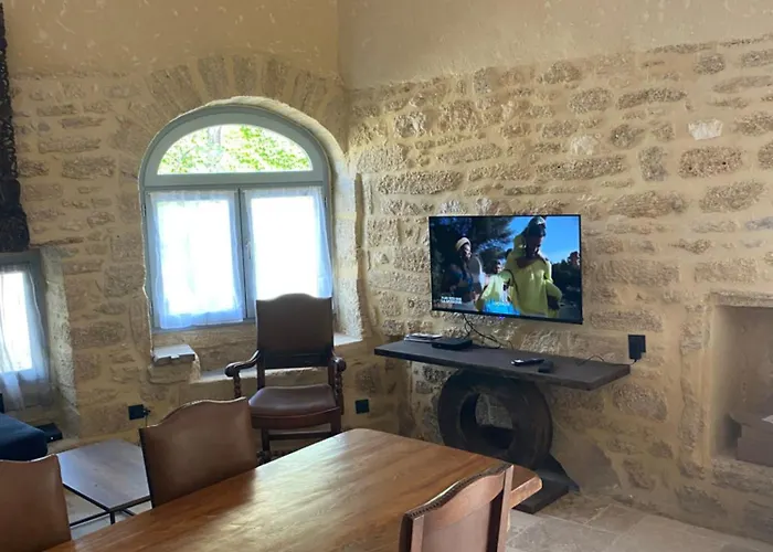 Near Uzes Vila *